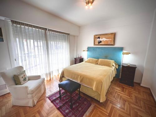 um quarto com uma cama e uma cadeira em Exclusive Apartment in Recoleta BN4 by Apartments Bariloche em Buenos Aires