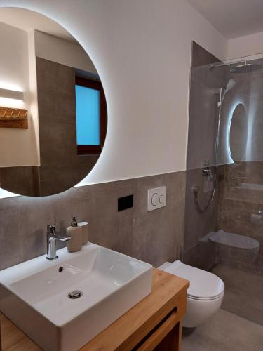 メラーノにあるOberschoeberlehofのバスルーム(洗面台、トイレ、鏡付)