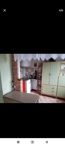 une cuisine avec des armoires blanches et un comptoir dans l'établissement Studio cosy luchon, à Luchon