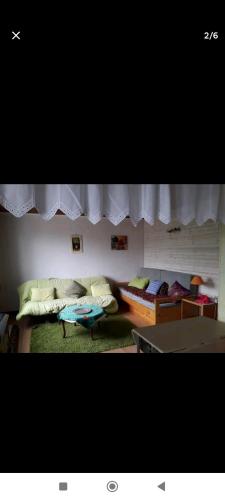 une chambre avec deux lits superposés et une table dans l'établissement Studio cosy luchon, à Luchon