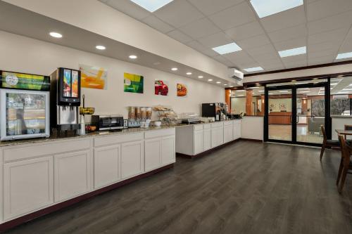 a fast food restaurant with a cash register and a counter at Quality Inn Yemassee in Yemassee