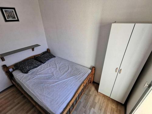une petite chambre avec un lit et une armoire dans l'établissement Résidence Parc De La Mer - APPT T3 5 couchages LE BARCARES MAE-3174, à Port-Leucate