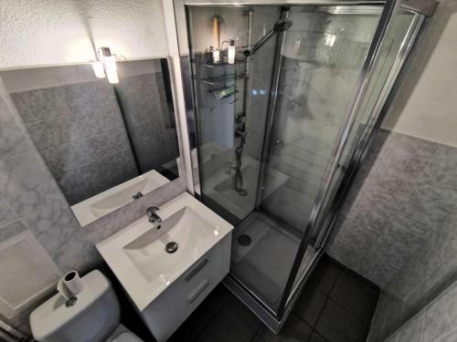 une salle de bain avec douche et lavabo dans l'établissement Résidence Parc De La Mer - APPT T3 5 couchages LE BARCARES MAE-3174, à Port-Leucate