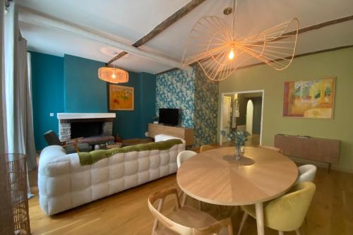 un salon avec un canapé et une table dans l'établissement Charming renovated apartment near the beach, à Marseille