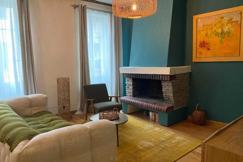 un salon avec un canapé et une cheminée dans l'établissement Charming renovated apartment near the beach, à Marseille