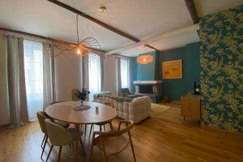 un salon avec une table et un canapé dans l'établissement Charming renovated apartment near the beach, à Marseille