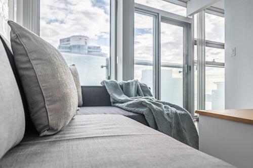 Tempat tidur dalam kamar di Stunning 1+Den Condo, Breathtaking Views