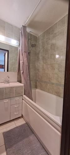 une salle de bain avec une baignoire, un lavabo et une douche dans l'établissement Bourg-St-Maurice/ Les Arcs - Appartement 5 Personnes, à Bourg-Saint-Maurice