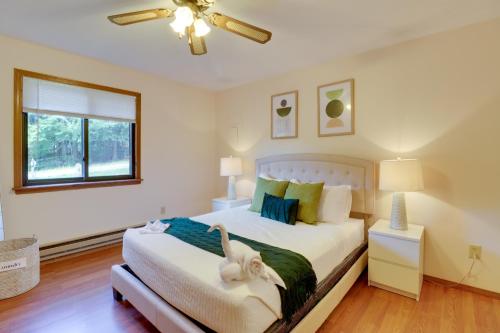 Un dormitorio con una cama con un conejo. en Tobyhanna Cabin with Deck, Fire Pit and Game Room!, en Tobyhanna