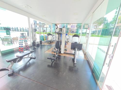 a gym with treadmills and machines in a room at Athos Bulcão Cobertura Duplex 2 Quartos By Rei dos Flats in Brasilia
