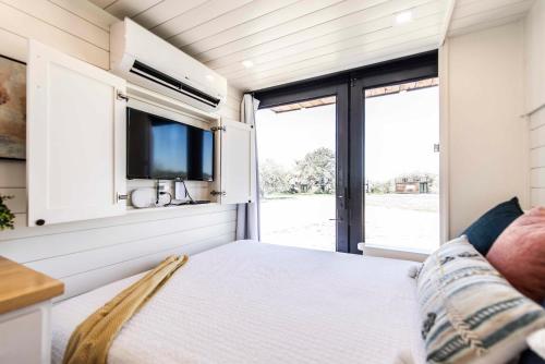 Ένα ή περισσότερα κρεβάτια σε δωμάτιο στο New Oak Grove-Container Retreat