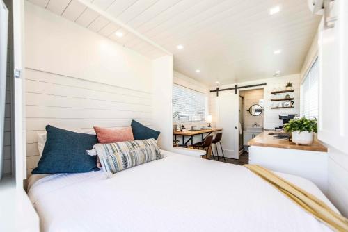 Ένα ή περισσότερα κρεβάτια σε δωμάτιο στο New Oak Grove-Container Retreat