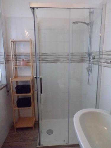 y baño con ducha de cristal y lavabo. en Casa Vacanze Terra di Mezzo, en Invorio Inferiore