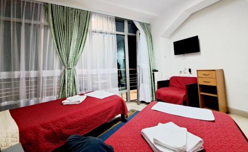皮羅特的住宿－HOTEL Crystal Lights，酒店客房设有两张床和窗户。