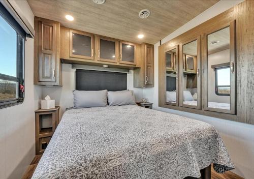 1 dormitorio con 1 cama en una casa rodante en Cozy 2-Guest RV on Nature Farm, en Pine Grove