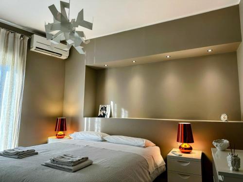sypialnia z dużym łóżkiem i 2 lampami w obiekcie Casa Cavour w mieście Misterbianco