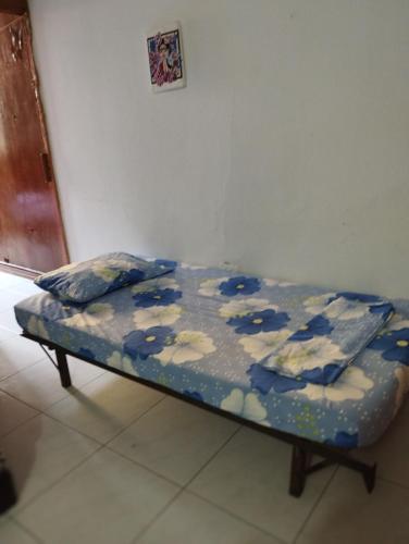 Una cama en una habitación con una manta. en Apartamentos Ganen, en Cartagena de Indias