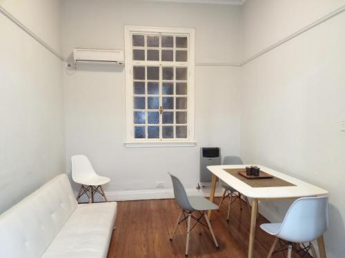 - un salon avec un canapé blanc et une table dans l'établissement PLAZA SAN MARTIN, à Buenos Aires