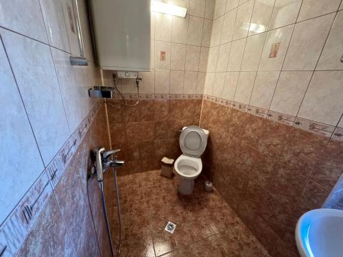 ein Bad mit einem WC und einem Waschbecken in der Unterkunft Apartment Happy Place 2 in Weliko Tarnowo