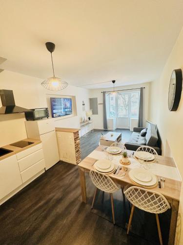 une cuisine et un salon avec une table et des chaises dans l'établissement Chez Romain, à Massiac