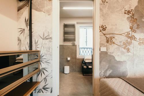 a small apartment with a bedroom and a hallway at Gio Leo Guest House in Lesa