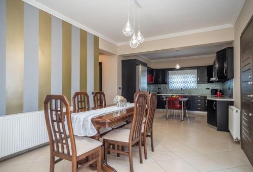 eine Küche und ein Esszimmer mit einem Tisch und Stühlen in der Unterkunft La Vie Villa in Zakynthos