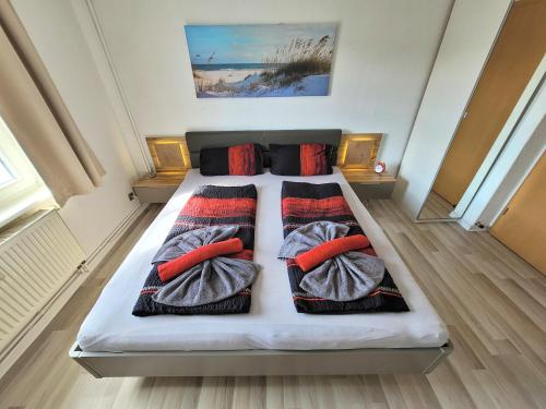 Ferienwohnung Seebrise في ساسنيتز: غرفة نوم مع سرير مع وسادتين