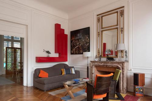 un salon avec un canapé et une cheminée dans l'établissement Spacious nest with terrace near Batignolles, à Paris