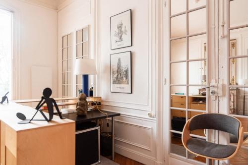 un bureau à domicile avec un bureau et une chaise dans l'établissement Spacious nest with terrace near Batignolles, à Paris