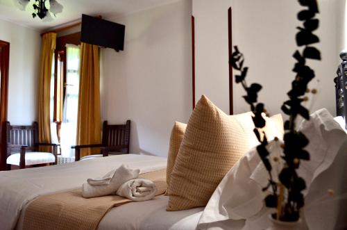 ein Schlafzimmer mit einem Bett mit Handtüchern darauf in der Unterkunft Casa Marian in Cangas de Onís