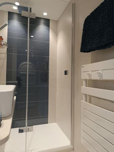 une salle de bain avec une douche avec une porte vitrée dans l'établissement See front Premium Location - Panoramic view -, à Cannes