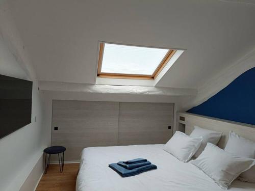 - une chambre avec un lit et une fenêtre dans l'établissement See front Premium Location - Panoramic view -, à Cannes