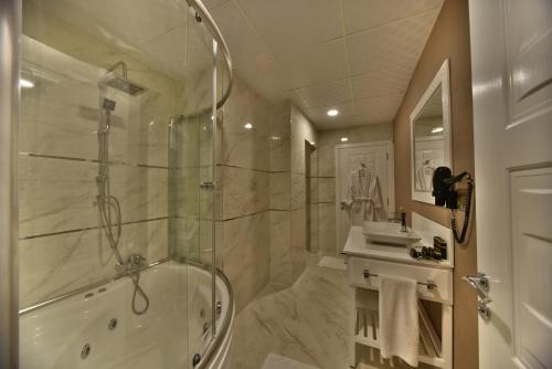 Ванна кімната в North Point Hotel