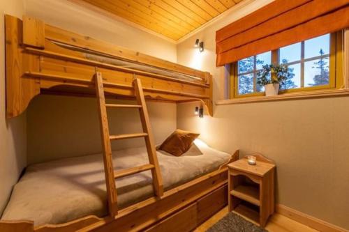 a bunk bed with a ladder in a room at Aktiv familjesemester i Lindvallen. MTB, downhill, vandring, sommarskidåkning & bad. 30:e juni till 6:e juli in Sälen