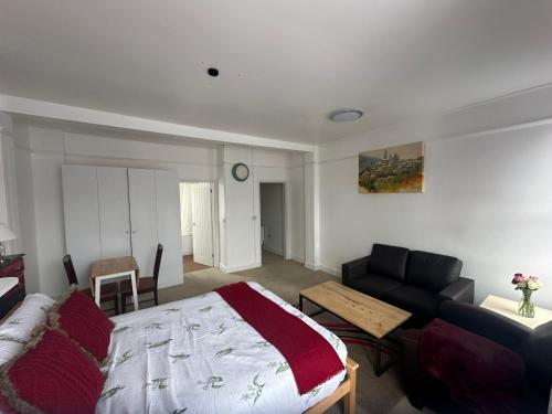 120 Mortimer St, Herne Bay في Kent: غرفة معيشة مع سرير وأريكة