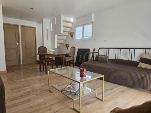 un salon avec un canapé et une table dans l'établissement La Bretèche, Gîte au cœur des châteaux de La Loire, à Saint-Martin-le-Beau