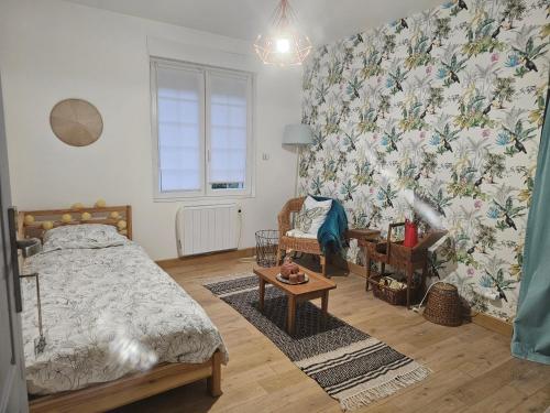 um quarto com uma cama e um papel de parede floral em La Bretèche em Saint-Martin-le-Beau