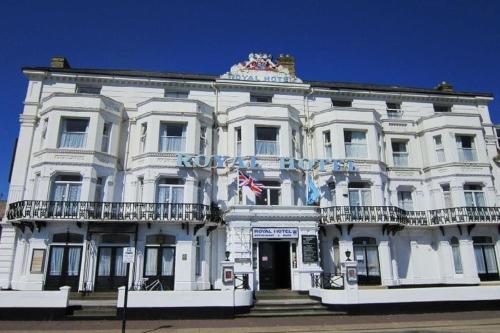 un gran edificio blanco con un cartel. en Royal Hotel Great Yarmouth, en Great Yarmouth