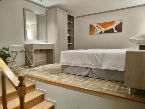 a bedroom with a bed and a mirror on the wall at وحدات فندقية خاصة-crown suite in Al Jubail
