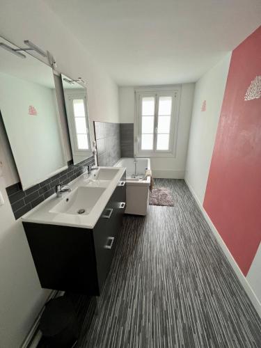 une salle de bain avec deux lavabos et un grand miroir dans l'établissement Les Sables de Berck, à Berck-sur-Mer