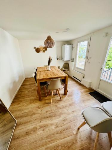 une cuisine et une salle à manger avec une table et des chaises en bois dans l'établissement Les Sables de Berck, à Berck-sur-Mer