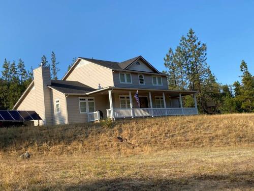 Gallery image of Majestic newly renovated home surrounded by greenery in Grants Pass