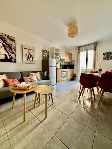 un salon avec un canapé et une table dans l'établissement Le Bohème T2 cœur de ville Sète, à Sète