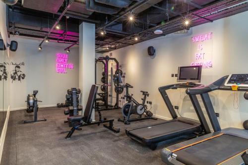 un gimnasio con varias cintas de correr y máquinas cardiovasculares en Diff-Rent Living, en Harrow