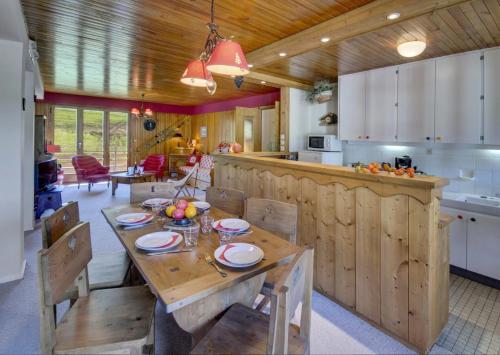 Il comprend une cuisine et une salle à manger avec une table en bois. dans l'établissement Résidence Le Val D'or - Appartement Val d'Or - 4 Personnes - Les Gets MAE-4061, aux Gets