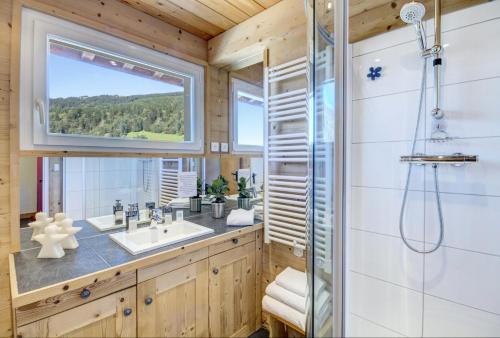 une salle de bain avec une douche et un lavabo et une fenêtre dans l'établissement Résidence Le Val D'or - Appartement Val d'Or - 4 Personnes - Les Gets MAE-4061, aux Gets