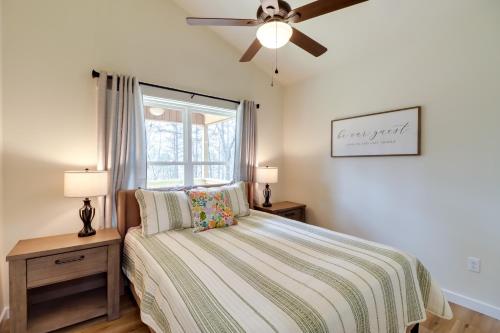Posteľ alebo postele v izbe v ubytovaní Waterfront Retreat on Greers Ferry Lake with Hot Tub