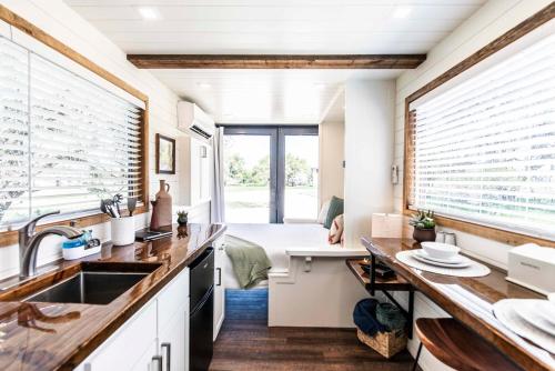 Kuchyň nebo kuchyňský kout v ubytování New The Texas Retreat-Container Home