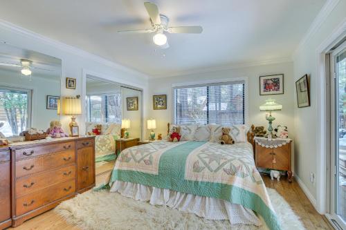 Cozy Big Bear Lake Vacation Rental Home في بيغ بير لاكي: غرفة نوم مع سرير مع دببة عليه