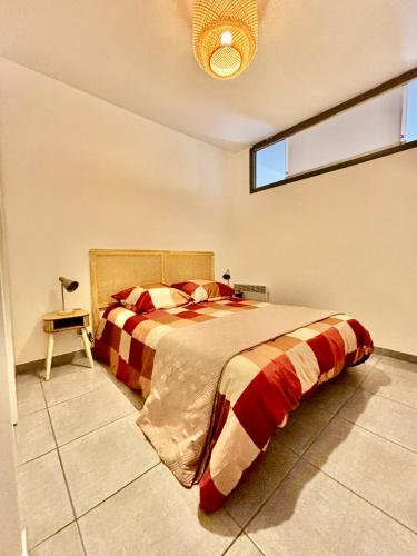 une chambre avec un lit dans une pièce dans l'établissement Le Bohème T2 cœur de ville Sète, à Sète